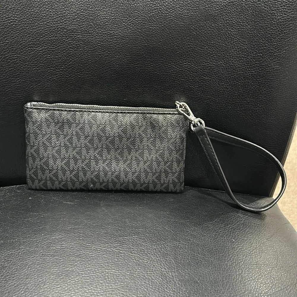 910.‎ Michael Kors Black Wristlet